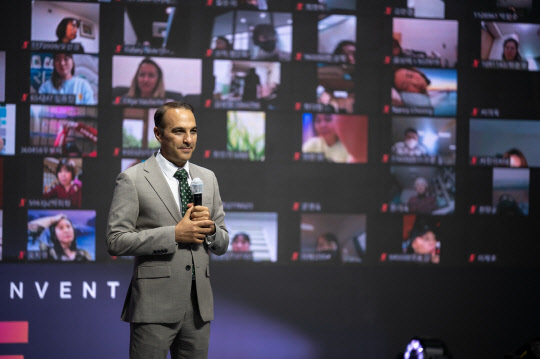 사진= '2021 시크릿 온 라이즈' 온라인 컨벤션 무대에서 시크릿 사업의 비전에 대해 강연하고 있는 아이작 벤 샤바트 시크릿다이렉트 회장